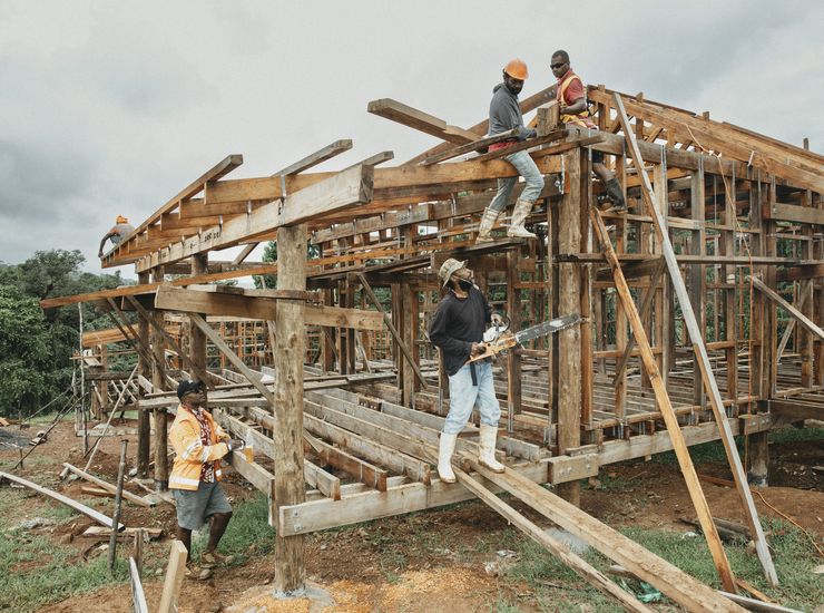 Bau von Haeusern in Naro, das auch Cogea 2 genannt wird. Hier entstehen die ersten zwei Modellhaeuser.

Der Partner von Brot fuer die Welt, FCOSS (Fiji Council of Social Services) unterstuetzt die Umsiedlung des Dorfes Cogea. Cogea wurde vom Zyklon "Yasa"