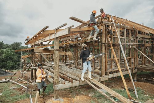 Bau von Haeusern in Naro, das auch Cogea 2 genannt wird. Hier entstehen die ersten zwei Modellhaeuser.

Der Partner von Brot fuer die Welt, FCOSS (Fiji Council of Social Services) unterstuetzt die Umsiedlung des Dorfes Cogea. Cogea wurde vom Zyklon "Yasa"