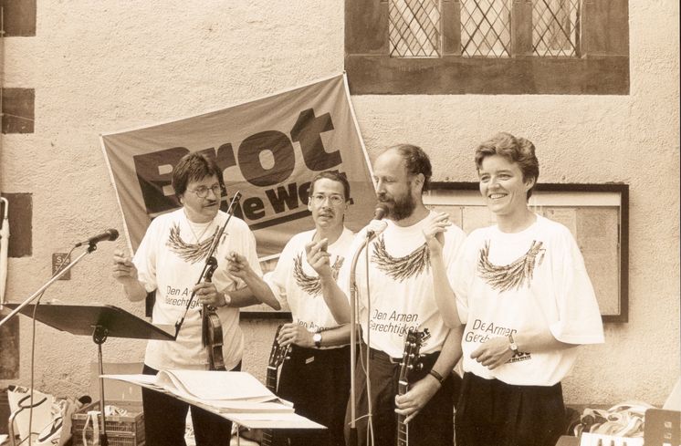 Foto: Kondziella Text auf Rückseite vom original Fotoabzug:Aktionen FN 4/95 J`ber. 95, S.17, 47, Honorarfrei, Foto: Kondziella, Belegexemplar m. d. B. um Weiterleitung an die Abgebildeten senden: Superintendentur, Stiftplatz 9, 37574 EinbeckBfdW Bilderdienst „Brot für die Welt“, Schafflenbergstr. 76, 70184 Stuttgart, Tel. 0711/2159-444 Ev. Kreditgenossenschaft Stuttgart Kto.Nr. 405 000 BLZ 600 606 06