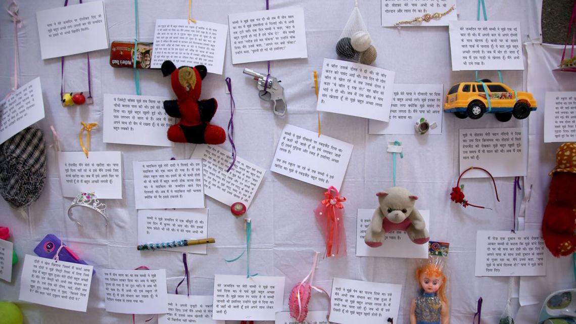 Wand an der beschrifteten Karten und Spielzeug hängen