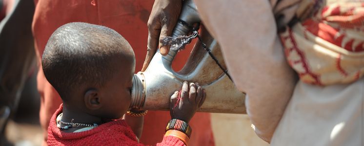 Szenen aus Marsabit, Kenia_Foto zeigt: Hilfe durch "watertrecking" an die von der DŸrre betrofenen Menschen im Norden Kenias. Hier fŸllt ein Tankfahrzeg eine Wasserstelle in einem Dorf der "Rendille" bzw: "Samburu".