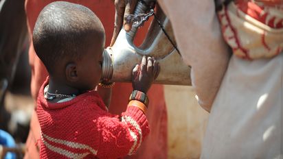 Szenen aus Marsabit, Kenia_Foto zeigt: Hilfe durch "watertrecking" an die von der DŸrre betrofenen Menschen im Norden Kenias. Hier fŸllt ein Tankfahrzeg eine Wasserstelle in einem Dorf der "Rendille" bzw: "Samburu".
