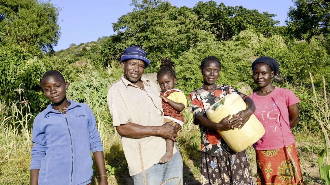 KENIA, ADS Anglican Development Services of Mount Kenya East, Stadt Embu, Dorf Gichunguri, Projekt Regenwasserauffang an einem Felsen und Speicherung in Tanks zur Nutzung in Duerreperioden, Familie Herr Nephat Ngui und Frau Agnes Irima