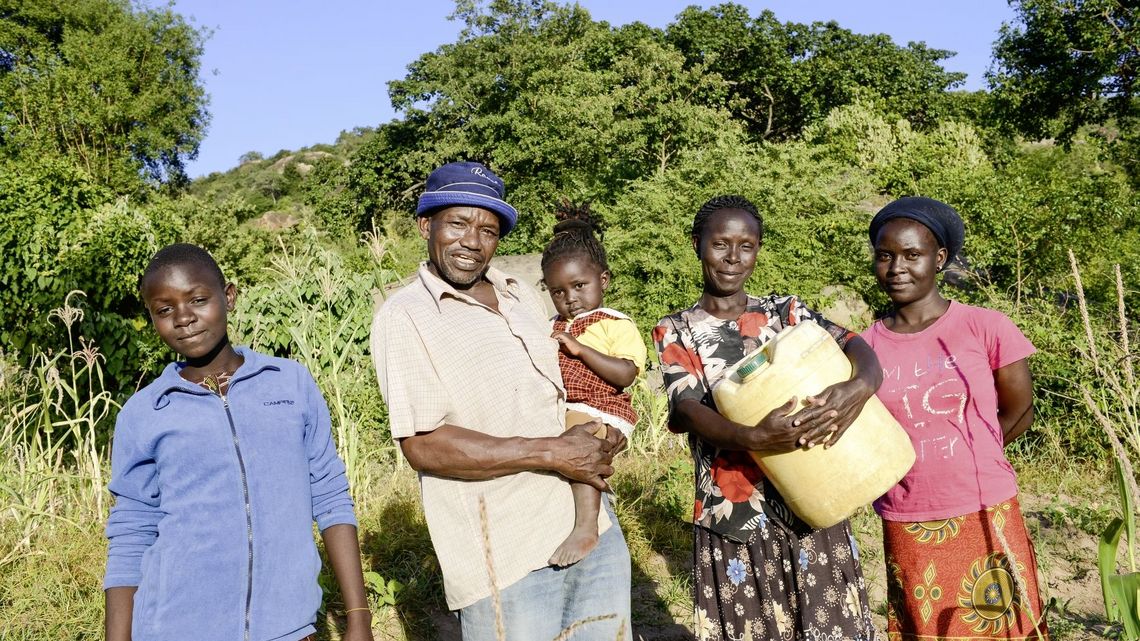 KENIA, ADS Anglican Development Services of Mount Kenya East, Stadt Embu, Dorf Gichunguri, Projekt Regenwasserauffang an einem Felsen und Speicherung in Tanks zur Nutzung in Duerreperioden, Familie Herr Nephat Ngui und Frau Agnes Irima