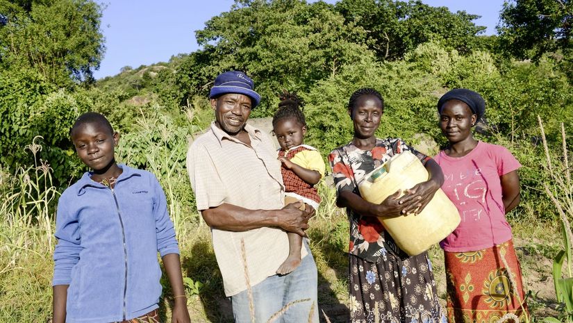 KENIA, ADS Anglican Development Services of Mount Kenya East, Stadt Embu, Dorf Gichunguri, Projekt Regenwasserauffang an einem Felsen und Speicherung in Tanks zur Nutzung in Duerreperioden, Familie Herr Nephat Ngui und Frau Agnes Irima