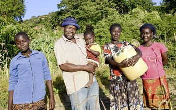 KENIA, ADS Anglican Development Services of Mount Kenya East, Stadt Embu, Dorf Gichunguri, Projekt Regenwasserauffang an einem Felsen und Speicherung in Tanks zur Nutzung in Duerreperioden, Familie Herr Nephat Ngui und Frau Agnes Irima