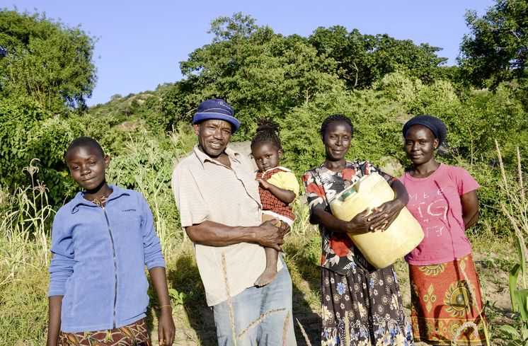 KENIA, ADS Anglican Development Services of Mount Kenya East, Stadt Embu, Dorf Gichunguri, Projekt Regenwasserauffang an einem Felsen und Speicherung in Tanks zur Nutzung in Duerreperioden, Familie Herr Nephat Ngui und Frau Agnes Irima