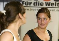 Junge Frauen unterhalten sich