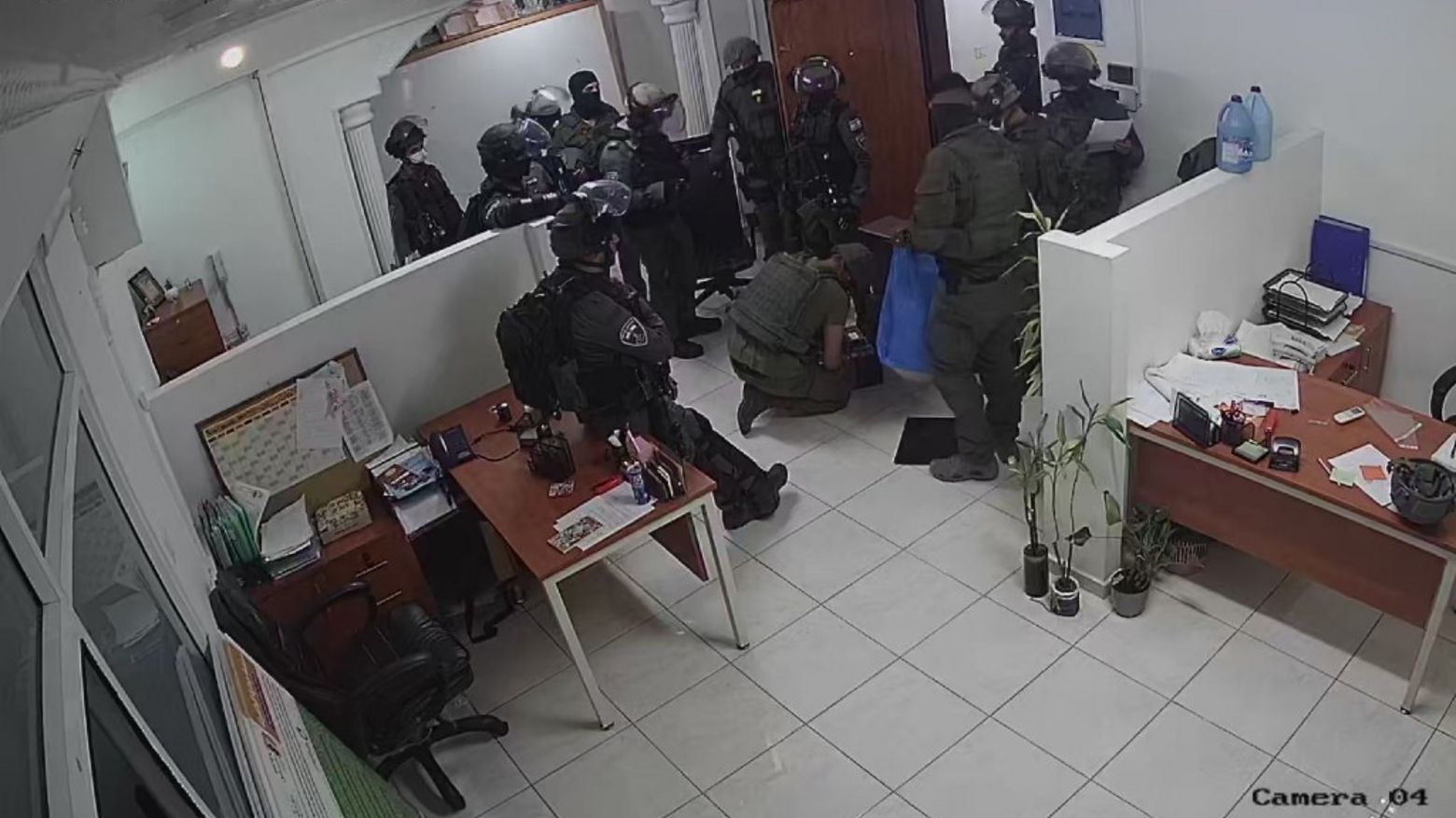 Foto von einer der Sicherheitskameras: Israelische Soldaten beschlagnahmten bei einer Razzia im Morgengrauen im Hauptbüro von Defense for Children International - Palestine in Al-Bireh am 29. Juli Computerausrüstung und Klientenakten. 