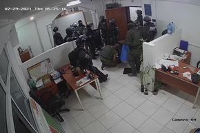 Foto von einer der Sicherheitskameras: Israelische Soldaten beschlagnahmten bei einer Razzia im Morgengrauen im Hauptbüro von Defense for Children International - Palestine in Al-Bireh am 29. Juli Computerausrüstung und Klientenakten. 
