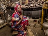 Rahima Khatun, lebt mit ihrer Familie in einer kleinen Siedlung am Fluss in der Naehe von Shyamnagar und kocht mit einem von CCDB gestellten Lehmofen.  