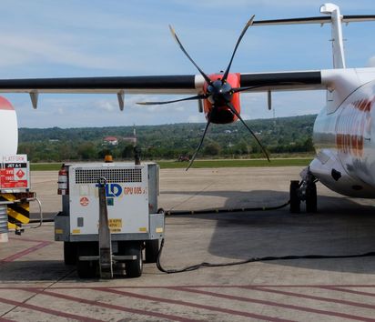 Propellermaschine wird auf dem Flughafen Kupang betankt.