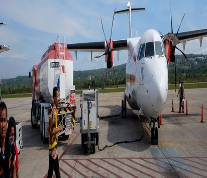 Propellermaschine wird auf dem Flughafen Kupang betankt.