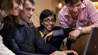 Junge Menschen arbeiten gemeinsam an einem Notebook