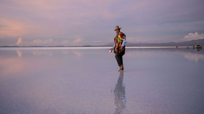 Der Gemeinde-Vertreter der Nation Lipez Edmundo Nino Coria steht auf dem Salzsee Salar de Uyuni 