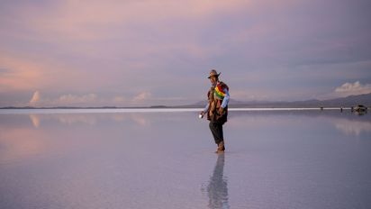 Der Gemeinde-Vertreter der Nation Lipez Edmundo Nino Coria steht auf dem Salar de Uyuni am 08.03.2023.Im bolivianischen Salzsee Salar de Uyuni lagern gigantische Lithiumressourcen. Chinesische Konzerne sollen diesen Schatz heben. Die kleinbaeuerlichen Familien bangen um ihre kostbaren Suesswasserreserven und um ihr Ueberleben. Bort fÃ¼r die Welt und ihr Partner CEDIB versorgen sie mit wichtigen Informationen.Text Constanze Bandowski Foto: Thomas Lohnes