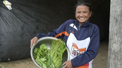 Frau Enang Khaikeo "Me Noy", Zubereitung des Mittagessens für die Schule.Projektpartner:  ACD - Association for Community Development