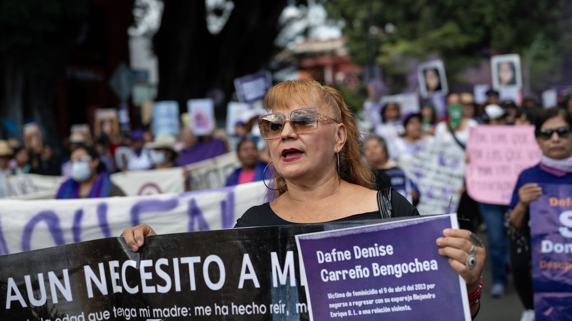 Oaxaca, Mexiko, 25.11.2025: Zoila Bengochea, 61, ist bei der Demonstration, die vom Antimonumenta bis zum Stadtzentrum führt, in erster Reihe mit dabei. Der Orange Day, ein internationaler Aktionstag zur Bekämpfung von Gewalt gegen Frauen und Mädchen, wird in Oaxaca mit einem Demozug vom bekannten "Antimonumenta" bis ins histroische Zentrum begangen.
