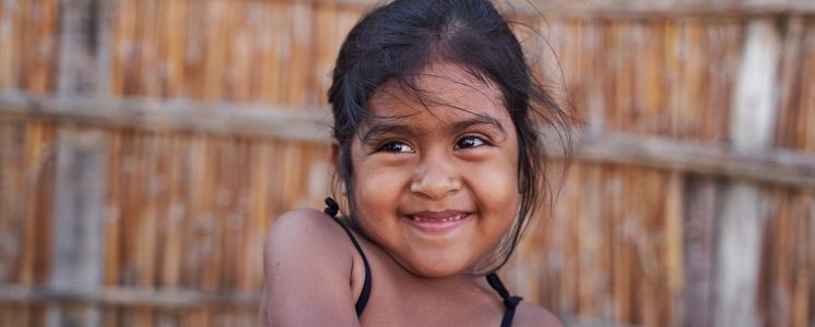Peru, CEDEPAS NORTE, Region Piura, Dorf La Huaca. Bianca ist eine von  Francisco Imán Vílchezs (Asociación Valle del Chira) Enkelkinder. Sie ist die Tochter von Francisco ältester Tochter Danitza. Vor 5 Jahren war die Familie fast mittelos, heute haben sie ein gutes Einkommen durch Fair Trade Bananen.
