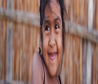 Portrait Peru, CEDEPAS NORTE, Region Piura, Dorf La Huaca. Bianca ist eine von Francisco Imán Vílchezs (Asociación Valle del Chira) Enkelkinder. Sie ist die Tochter von Francisco ältester Tochter Danitza. Vor 5 Jahren war die Familie fast mittelos, heute haben sie ein gutes Einkommen durch Fair Trade Bananen.