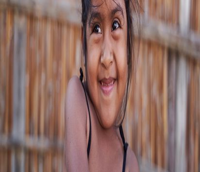 Portrait Peru, CEDEPAS NORTE, Region Piura, Dorf La Huaca. Bianca ist eine von Francisco Imán Vílchezs (Asociación Valle del Chira) Enkelkinder. Sie ist die Tochter von Francisco ältester Tochter Danitza. Vor 5 Jahren war die Familie fast mittelos, heute haben sie ein gutes Einkommen durch Fair Trade Bananen.