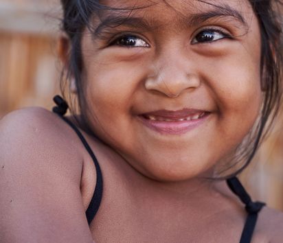 Peru, CEDEPAS NORTE, Region Piura, Dorf La Huaca. Bianca ist eine von  Francisco Imán Vílchezs (Asociación Valle del Chira) Enkelkinder. Sie ist die Tochter von Francisco ältester Tochter Danitza. Vor 5 Jahren war die Familie fast mittelos, heute haben sie ein gutes Einkommen durch Fair Trade Bananen.