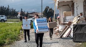 Bilge Menekşe von der Diakonie Katastrophenhilfe übergibt Hygiene-Kits für Erdbebenopfer im Bezirk Buyuk Dalyan in Hatay. Projektpartner: STL-Support to Life