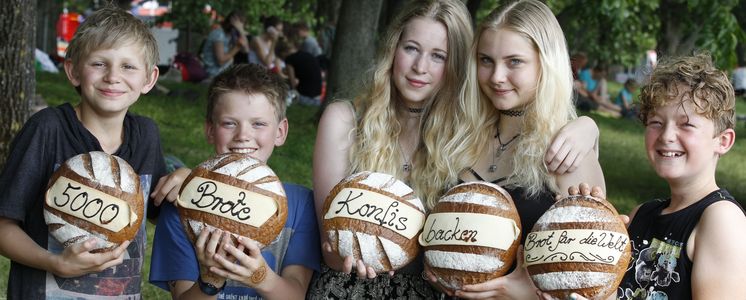 Deutschland, Stuttgart, DEKT, Kirchentag, Evangelisch, Jugend, Jugendliche, Handwerk, Backen, Brot, Gebäck