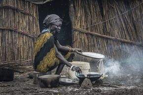 Frau kocht in Doma, Südsudan