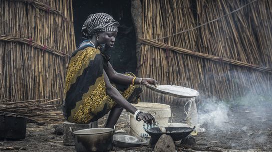 Frau kocht in Doma, Südsudan