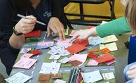 (Berlin) 09.11.16; Bergfest des Berliner Entwicklungspolitischen Bildungsprogramms (benbi) im FEZ Berlin. Workshops, Plenum, Kinosaal.