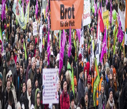 Demonstranten mit einem Brot für die Welt Banner