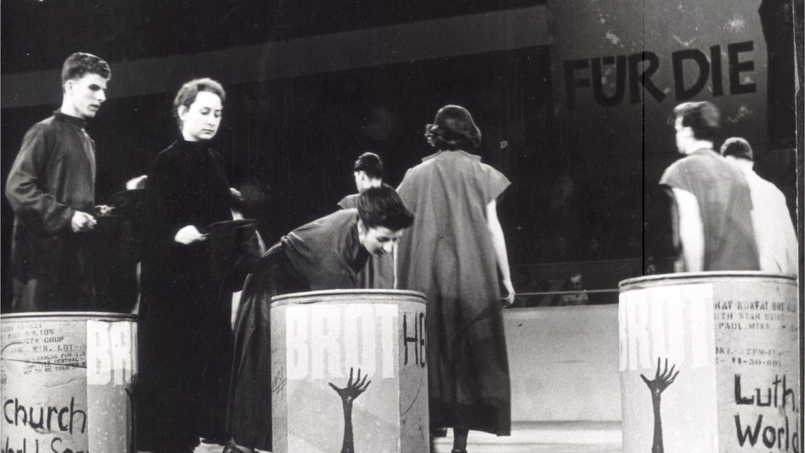 Text auf Rückseite vom original Fotoabzug:BfdW-Eröffnung 12.12.1959Kundgebung der Evangelischen Kirche und der evangelischen Freikirchen in Deutschland, in der Westberliner Deutschlandhalle. DBz: Während die Kundgebungsteilnehmer sangen, sammelten Jungen und Mädchen die Spenden für die Hungernden der Welt ein. Anschließend schütteten sie sie in große Tonnen. In diesen Tonnen sind vor Jahren in der Hungerszeit nach dem Kriege Lebensmittel als Spenden ausländischer Kirchen nach Berlin gekommen. „Dank für die empfangene Hilfe“Foto: Presse-Foto WilsonBilderdienst BfdWStafflenbergstr. 76, 7000 Stuttgart 1Kennwort: Brot-Werbung