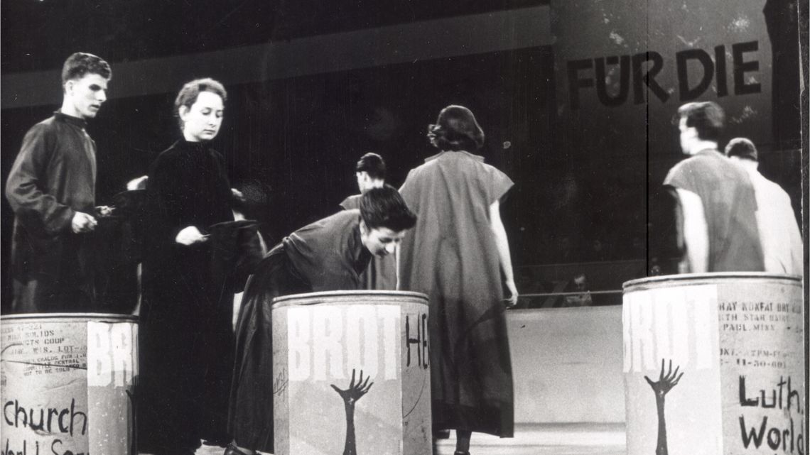 Text auf Rückseite vom original Fotoabzug:BfdW-Eröffnung 12.12.1959Kundgebung der Evangelischen Kirche und der evangelischen Freikirchen in Deutschland, in der Westberliner Deutschlandhalle. DBz: Während die Kundgebungsteilnehmer sangen, sammelten Jungen und Mädchen die Spenden für die Hungernden der Welt ein. Anschließend schütteten sie sie in große Tonnen. In diesen Tonnen sind vor Jahren in der Hungerszeit nach dem Kriege Lebensmittel als Spenden ausländischer Kirchen nach Berlin gekommen. „Dank für die empfangene Hilfe“Foto: Presse-Foto WilsonBilderdienst BfdWStafflenbergstr. 76, 7000 Stuttgart 1Kennwort: Brot-Werbung