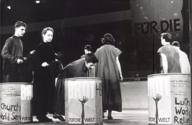 Foto: Presse-Foto Wilson Text auf Rückseite vom original Fotoabzug:BfdW-Eröffnung 12.12.1959Kundgebung der Evangelischen Kirche und der evangelischen Freikirchen in Deutschland, in der Westberliner Deutschlandhalle. DBz: Während die Kundgebungsteilnehmer sangen, sammelten Jungen und Mädchen die Spenden für die Hungernden der Welt ein. Anschließend schütteten sie sie in große Tonnen. In diesen Tonnen sind vor Jahren in der Hungerszeit nach dem Kriege Lebensmittel als Spenden ausländischer Kirchen nach Berlin gekommen. „Dank für die empfangene Hilfe“Foto: Presse-Foto WilsonBilderdienst BfdWStafflenbergstr. 76, 7000 Stuttgart 1Kennwort: Brot-Werbung