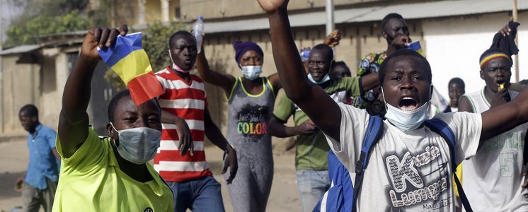 Mehrere Männer protestieren in Tschad gegen Regierung