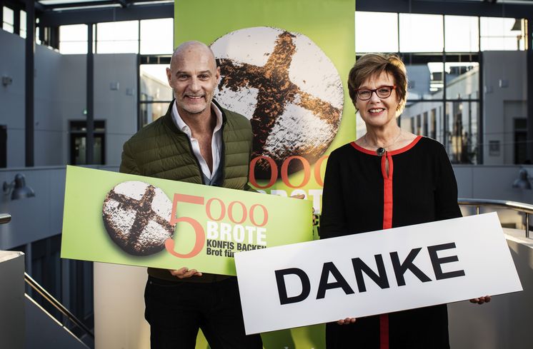 DEU, Deutschland, Berlin,16.11.2016: Der deutsche Schauspieler Simon Licht, Botschafter des deutschen Brotes 2016 und Pfarrerin Dr. h. c. Cornelia Fuelkrug-Weitzel, Praesidentin von Brot für die Welt - Evangelischer Entwicklungsdienst im EWDE und Präsidentin der Diakonie Katastrophenhilfe halten Brot und Plakate zu der Aktion „5.000 Brote – Konfis backen Brot für die Welt“(Hermann Bredehorst/Brot fuer die Welt,)