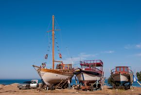 Bootsbesitzer in der Türkei streichen ihre Schiffe am Strand