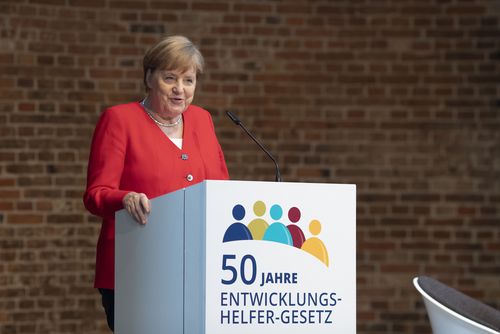 „Die Welt im Gepäck“- Tag der zurückgekehrten Fachkräfte
aus dem Entwicklungsdienst und Zivilen Friedensdienst anlässlich des 50-jährigen Jubiläums des Entwicklungshelfer-Gesetzes „Die Welt im Gepäck“- Tag der zurückgekehrten Fachkräfte
aus dem Entwicklungsdienst und Zivilen Friedensdienst anlässlich des 50-jährigen Jubiläums des Entwicklungshelfer-Gesetzes