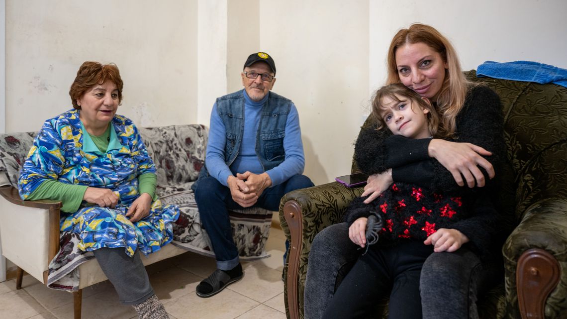 Familie Harutunyan in ihrer neuen Wohnung