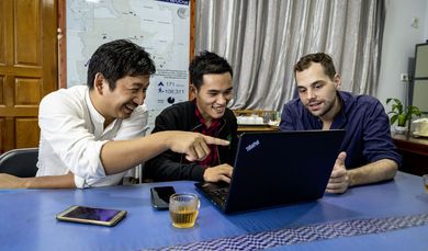 Daniel Großbröhmer (m), Fachkraft für PME (Projekt Monitoring und Entwicklung) für ausgewählte Brot für die Welt-Partner in Myanmar, hier bei einem Seminar fuer Aussendienstmitarbeiter mit Palawng Hut Sam, (r.) Deputy Direktorin, Htawshae Lum Hkawng, KBC Projektkoordinator (l.) und Seng Naw Maruu (m.).
