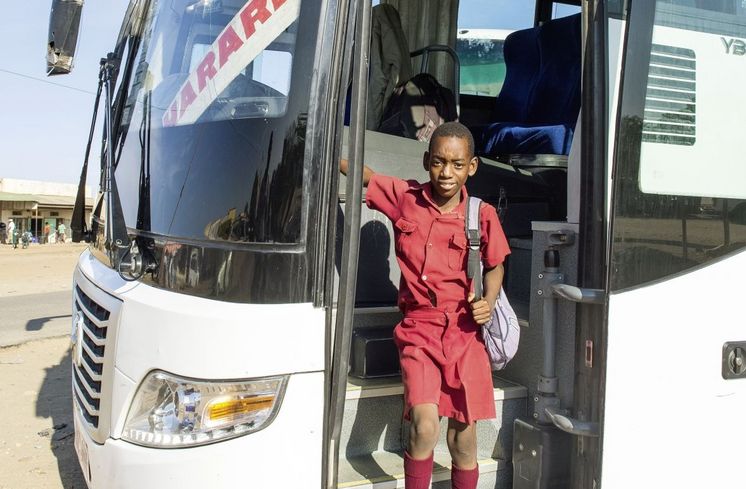 Um zur Schule zu kommen, nimmt Milton Chibanda einen Überlandbus. Der Fahrer verlangt für die wenigen Kilometer nur die Hälfte des regulären Fahrpreises - sonst könnte sich die Familie die Fahrten nicht leisten.Milton Chibanda (10) ist taubstumm. Seit er auf die Schule von Jairos Jiri geht, macht er große Forschritte. Außerdem bringt man ihm hier die Zeichensprache bei. Damit kann er sich nun mit seiner Mutter, aber auch den Nachbarn unterhalten.Im Osten Simbabwes (Provinz Mashonaland East, Distrikt Mudzi) liegt die Nyamuwanga Primary School. Hier lernen behinderte und nichtbehinderte Kinder gemeinsam.Die Nichtregierungsorganisation "Jairos Jiri Association" engagiert sich in Simbabwe für Menschen mit Behinderungen. Sie betreibt diverse Schulen auf dem Land und in der Hauptstadt Harare, um Kindern und Jugendlichen mit Behinderung Zugang zu Bildung zu ermöglichen. Foto: Helge Bendlwww.helgebendl.comAlle Rechte vorbehalten / All rights reserved.