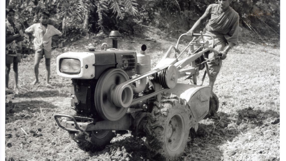 Text auf Rückseite vom original Fotoabzug:Bangladesh 1994Swastipur (Bezirk Kushtia)Frau auf MotorpflugFoto: Erika FrieseBilderdienst BfdWStafflenstr. 76, 70184 Stuttgart, Tel: 0711/2159-444, Ev. Kreditgenossenschaft Stuttgart, Kto. Nr. 405 000 (BLZ 600 606 06)Kennwort: Brot-Werbung