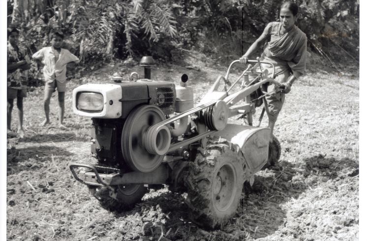 Foto: Erika Friese Text auf Rückseite vom original Fotoabzug:Bangladesh 1994Swastipur (Bezirk Kushtia)Frau auf MotorpflugFoto: Erika FrieseBilderdienst BfdWStafflenstr. 76, 70184 Stuttgart, Tel: 0711/2159-444, Ev. Kreditgenossenschaft Stuttgart, Kto. Nr. 405 000 (BLZ 600 606 06)Kennwort: Brot-Werbung
