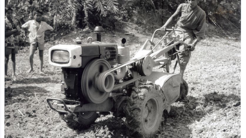 Text auf Rückseite vom original Fotoabzug:Bangladesh 1994Swastipur (Bezirk Kushtia)Frau auf MotorpflugFoto: Erika FrieseBilderdienst BfdWStafflenstr. 76, 70184 Stuttgart, Tel: 0711/2159-444, Ev. Kreditgenossenschaft Stuttgart, Kto. Nr. 405 000 (BLZ 600 606 06)Kennwort: Brot-Werbung