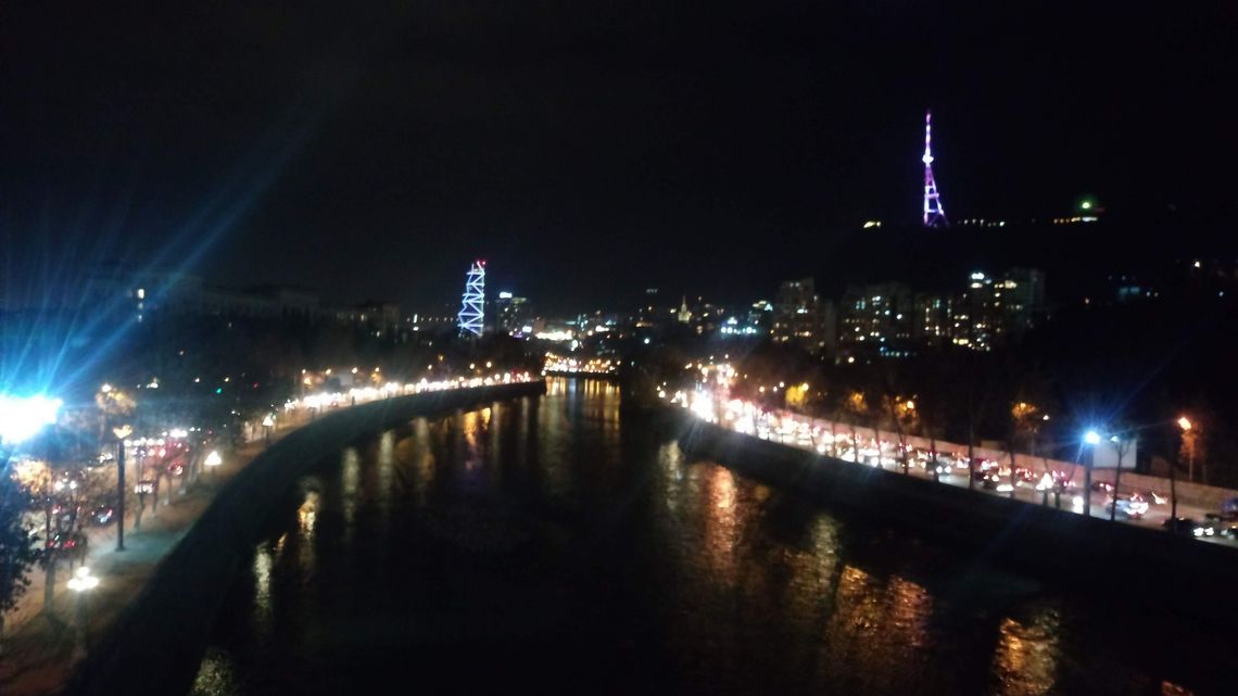 Lichtermeer 2.0 – leider befinden sich an beiden Ufern des Mtkvari Flusses, an dem sich die georgische Hauptstadt entlang schmiegt, dicht befahrene Hauptstraßen, die das romantische schlendern am Wasser hier unmöglich machen.