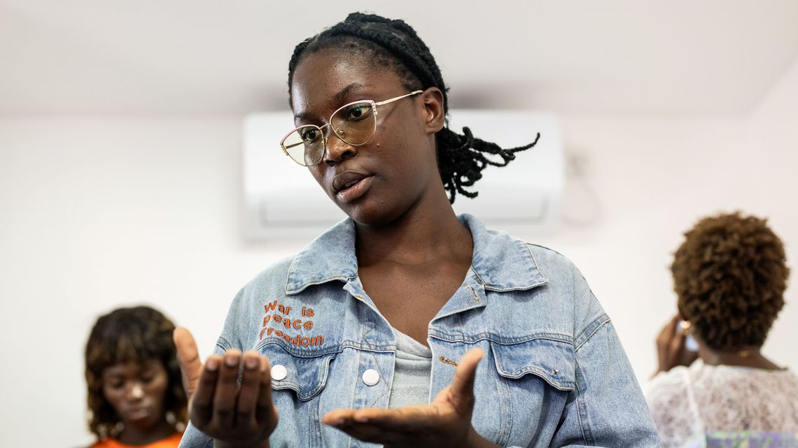Marlene Culemba leitet ein Treffen von Mwana Pwo.