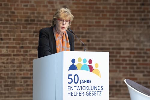 „Die Welt im Gepäck“- Tag der zurückgekehrten Fachkräfte
aus dem Entwicklungsdienst und Zivilen Friedensdienst anlässlich des 50-jährigen Jubiläums des Entwicklungshelfer-Gesetzes „Die Welt im Gepäck“- Tag der zurückgekehrten Fachkräfte
aus dem Entwicklungsdienst und Zivilen Friedensdienst anlässlich des 50-jährigen Jubiläums des Entwicklungshelfer-Gesetzes