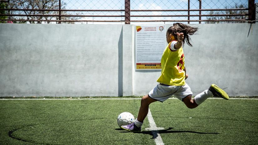 Mädchen spielt Fußball