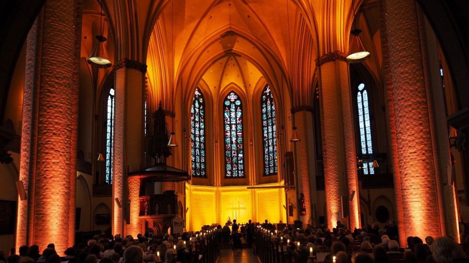 Hauptkirche St. Petri mit festlicher Beleuchtung